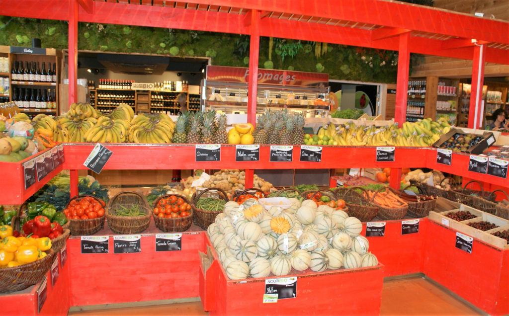photo d'un étal de fruits et légumes magasin Nouribio Market Agde